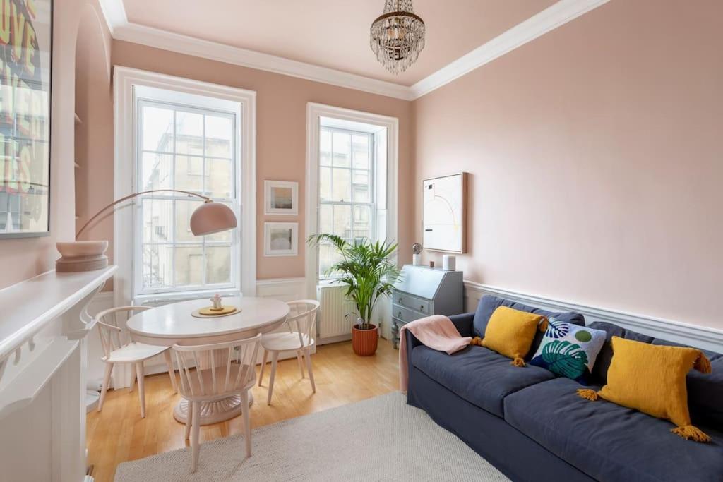 Stylish Central Apartment With Parking - Garden And Workspace บาธ ภายนอก รูปภาพ